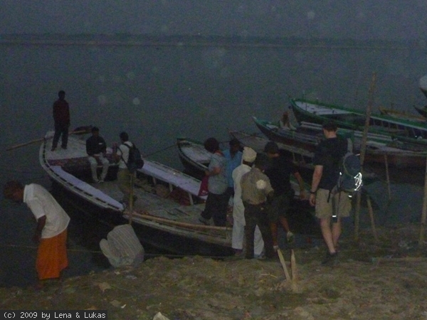 4045 wir sind auf dem weg zur abendzeremonie in Varanasi